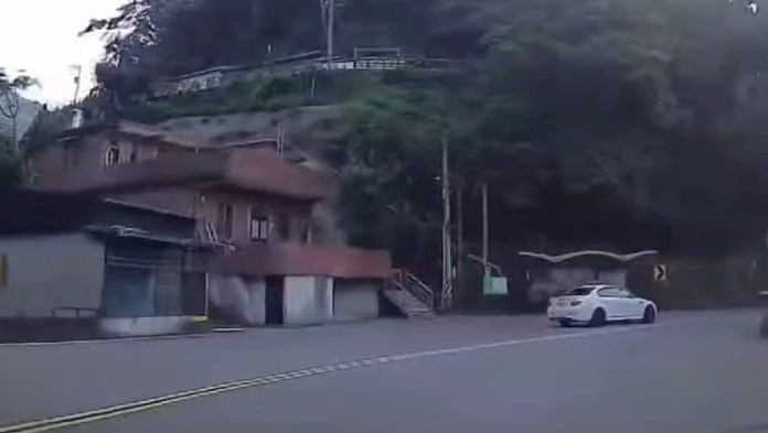 (自撞電線桿片)行駛山路沿途加速逆向 BMWE60GG了 68 | 社會 社會 記者爆料網
