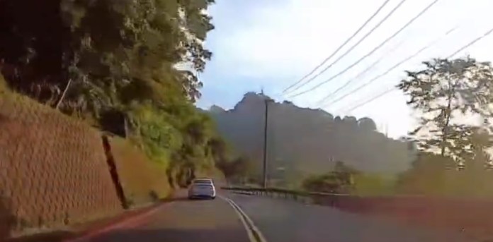 (自撞電線桿片)行駛山路沿途加速逆向 BMWE60GG了 69 | 社會 社會 記者爆料網