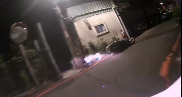 中和男見警心虛轉頭逃 反被盯上揭「6條通」身分 67 413 1 | 社會 社會 記者爆料網