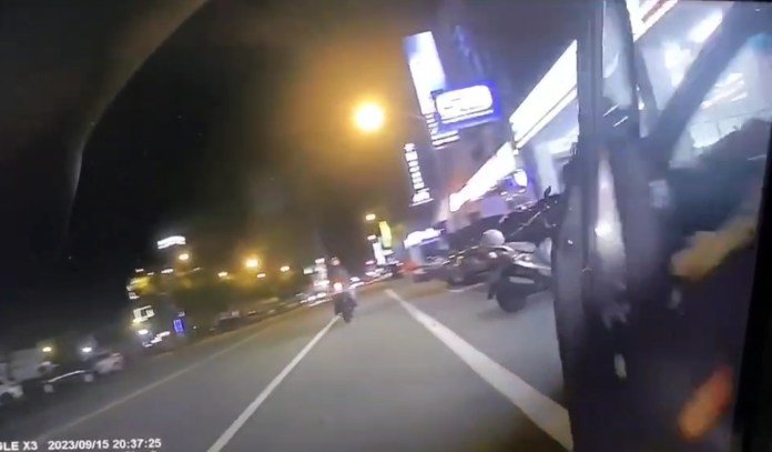 (開車門害機車騎士撞上片)開車門沒注意機車騎士撞上骨折未報案 網友:打110很難嗎? 70 | 社會 社會 記者爆料網