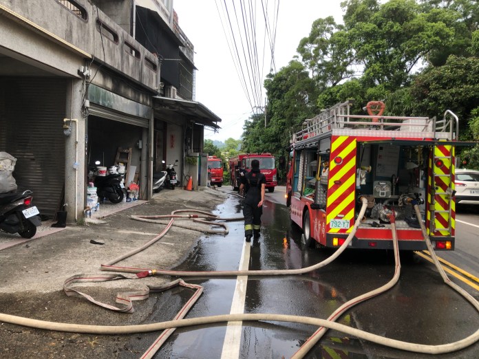 (工廠火警片)苗栗頭屋鐵皮工廠火警! 消防局出動12車滅火燃燒240平方公尺 62 | 社會 社會 記者爆料網