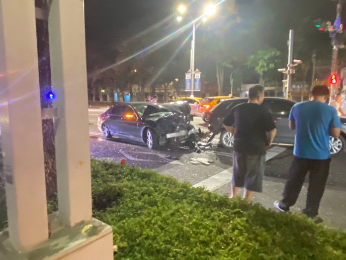 (追撞車禍片)疑酒駕肇事! 台中市台灣大道賓士車追撞前車釀回堵 64 | 社會 社會 記者爆料網
