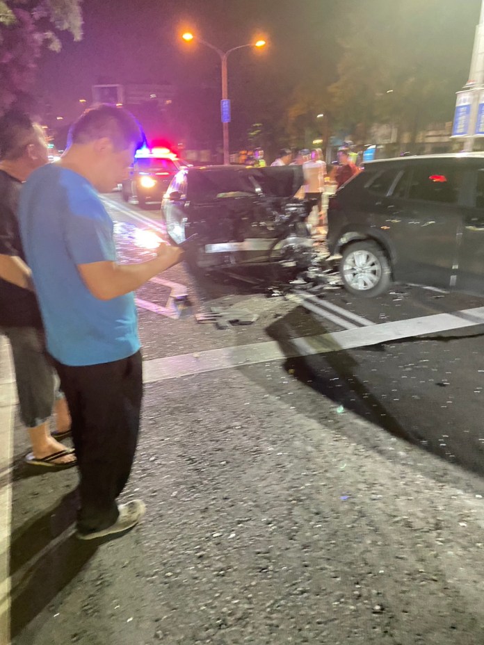 (追撞車禍片)疑酒駕肇事! 台中市台灣大道賓士車追撞前車釀回堵 62 | 社會 社會 記者爆料網