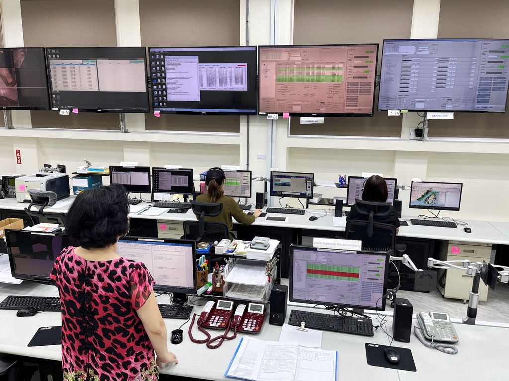 基隆海岸電臺值班人員於值班室24小時守值海上無線電（圖：交通部航港局）
