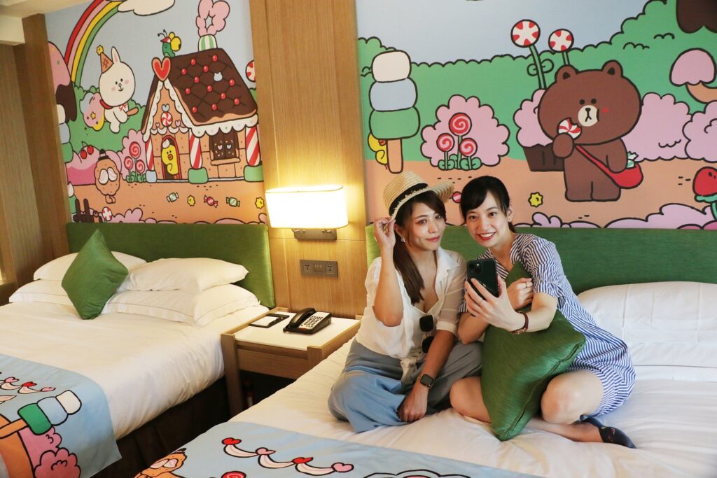 入住麗寶福容還有LINE FRIENDS主題房，讓可愛角色陪你一起入夢鄉