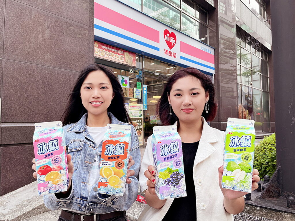 致敬教師節,萊爾富9月26日至28日推出冰鎮650mL系列的水果茶、檸檬紅茶、芭樂綠茶、葡萄鮮冰茶享任選買2送1