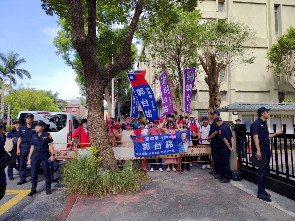 前進黨員攜布條旗幟前往中選會搖旗吶喊支持郭霞配與連署。(圖/前進黨提供)