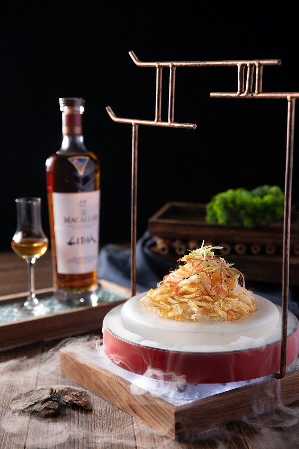 「彭慶記」在9月18日至10月31日呈獻順德名菜「燈影蝴蝶蝦」配以麥卡倫「盈鑽」單一麥芽威士忌。 「彭慶記」在9月18日至10月31日呈獻順德名菜「燈影蝴蝶蝦」配以麥卡倫「盈鑽」單一麥芽威士忌。