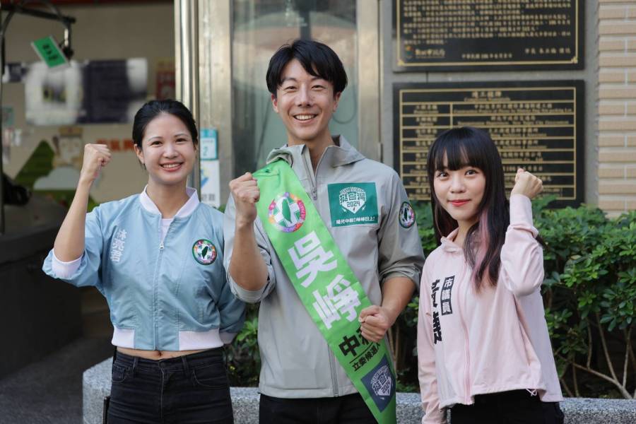 柯P想在北流餐廳辦活動 議員轟:打擦邊球要知道分寸 208 甫加入民進黨的台北市議員林亮君(左),今天就為吳崢站台,右為高雄市議員黃捷。(吳崢辦公室提供)