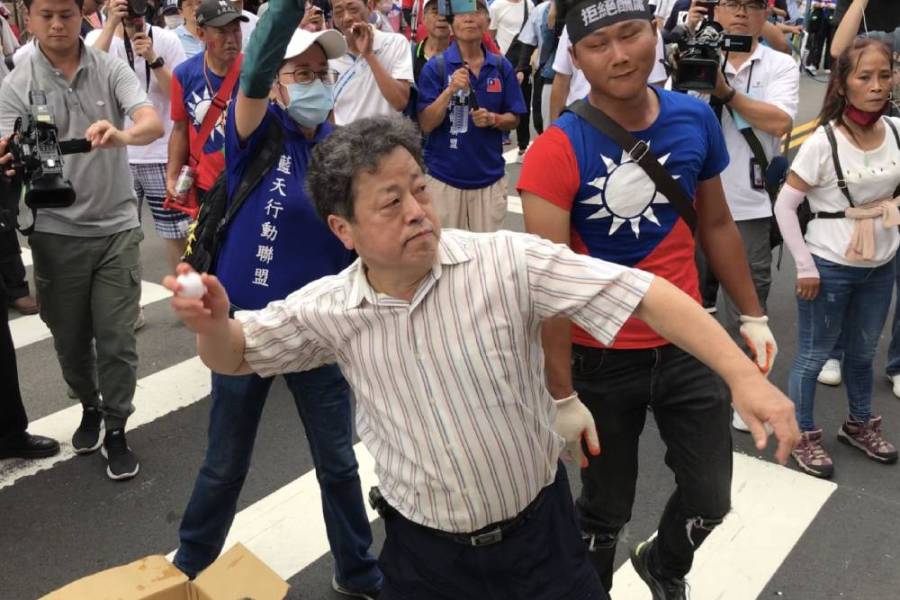 陳吉仲稱進口蛋放過期保護蛋農 網諷留給抗議民眾丟雞蛋用 201 照片來源:匯流新聞網CNEWS 記者邱璽臣攝