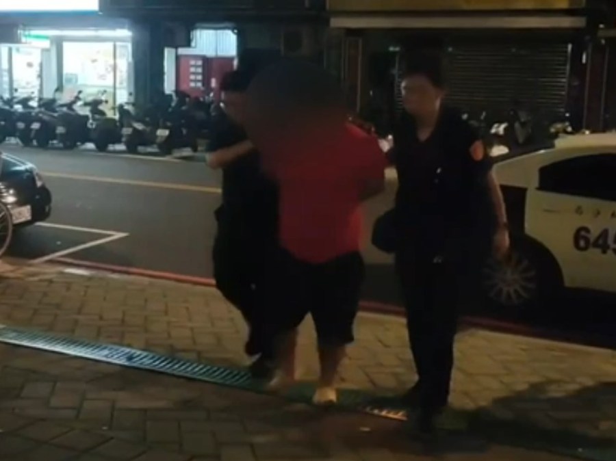 騎士自摔消防員送醫遭攻擊 33歲男口鼻白色粉末涉吸毒被逮 240 cnews204230919a19