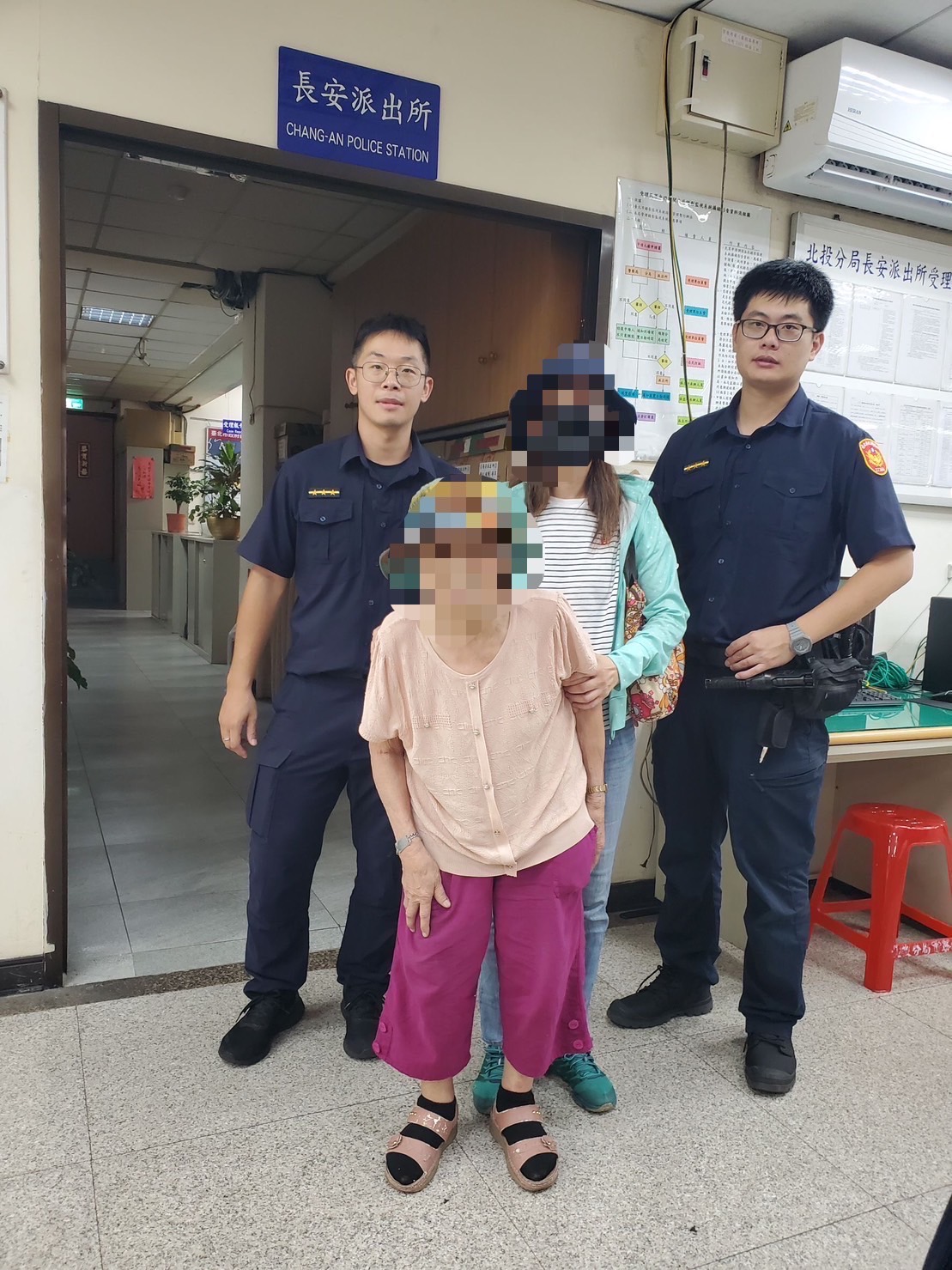 北投分局長安所警員協助迷途江姓老婦人返家團圓。(記者宋紹誠翻攝)