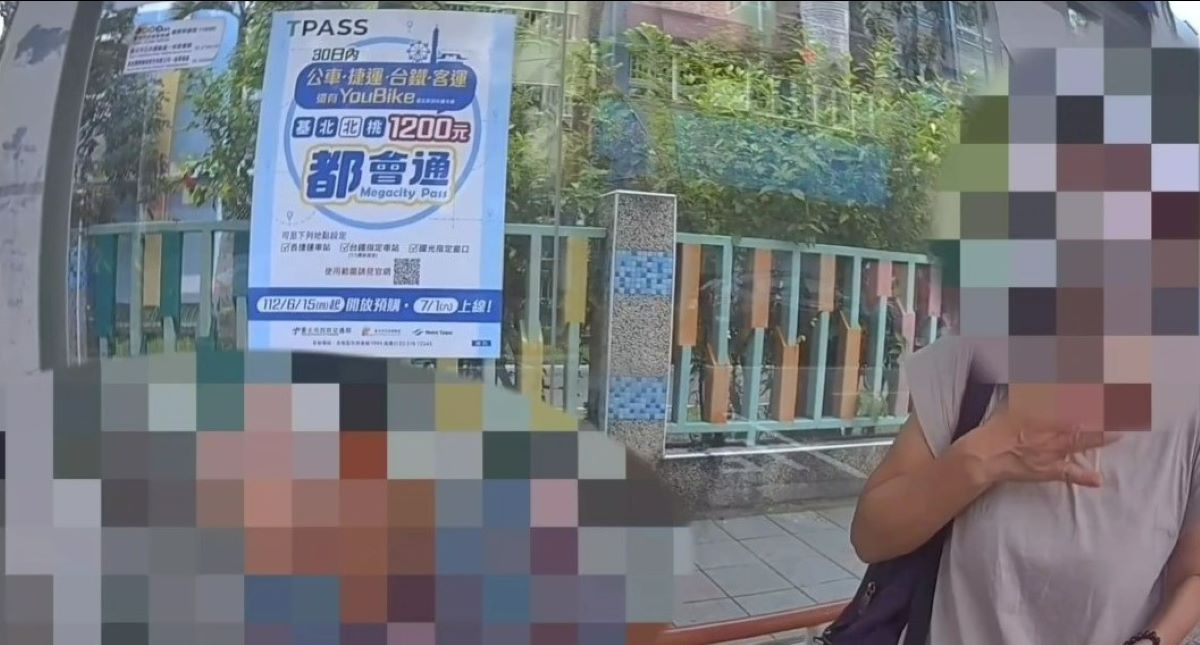 員警熱心協助找回迷途老翁。(記者宋紹誠翻攝)