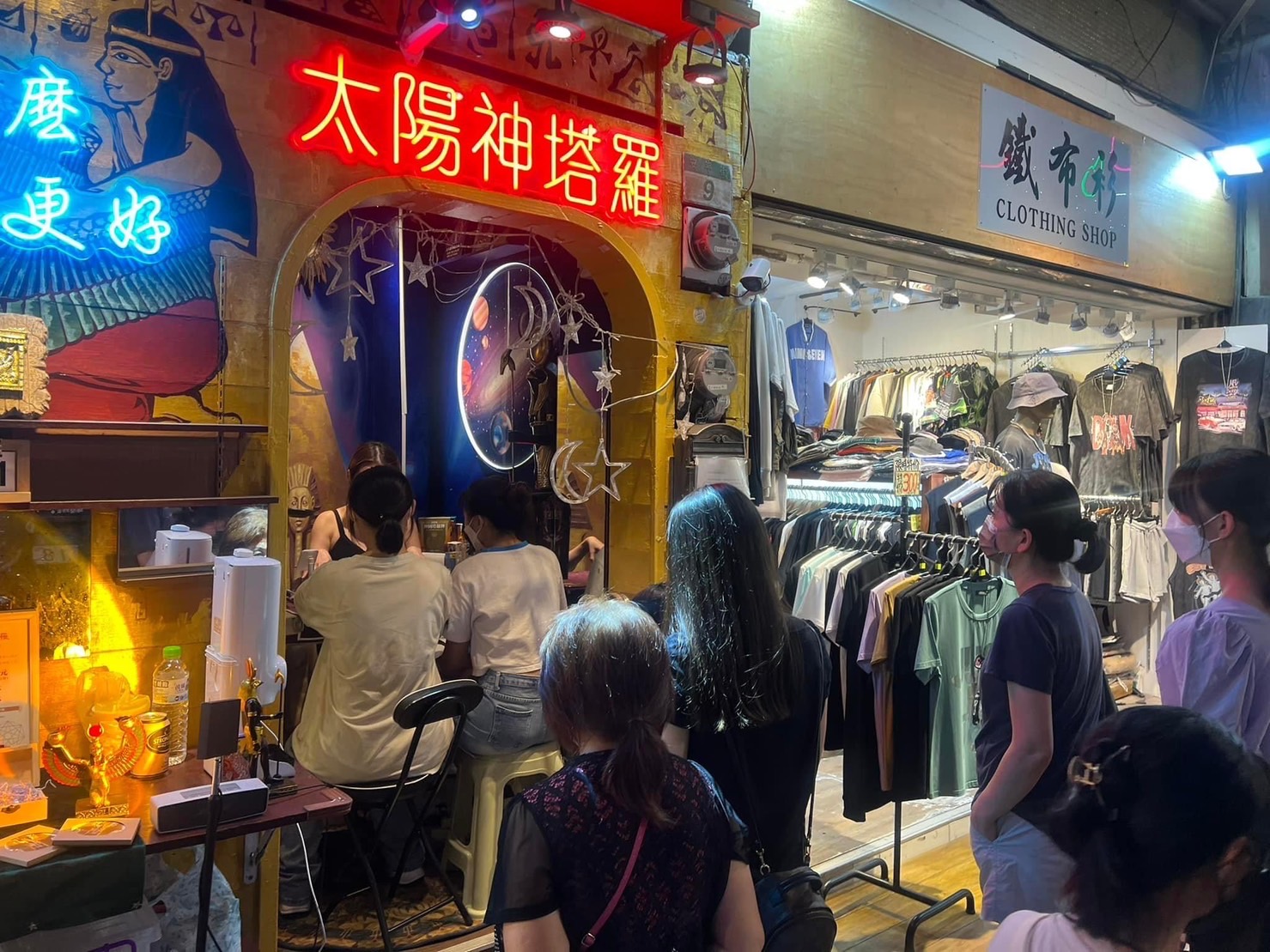 太陽神塔羅獨特埃及風格讓不少民眾排隊來算牌,算是士林夜市最有特色店家。(圖/太陽神塔羅提供)