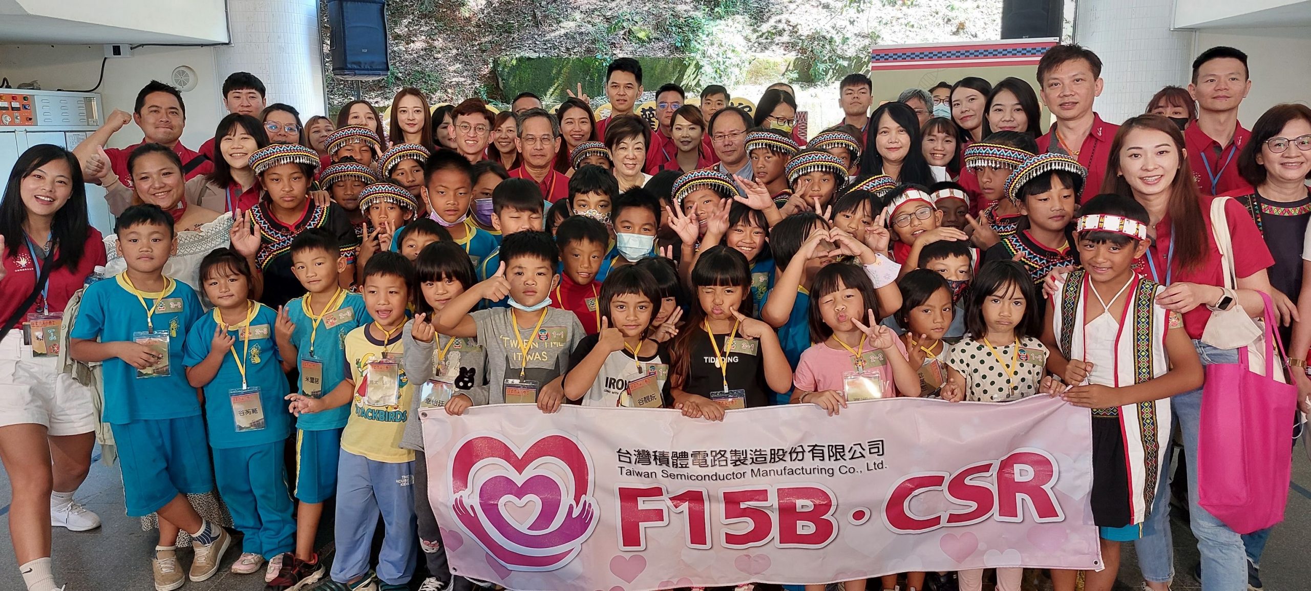 台積電慈善基金會張淑芳董事長號召,中科廠蘇斌嘉廠長帶領50位志工服務偏鄉。(圖/台積電慈善基金會)