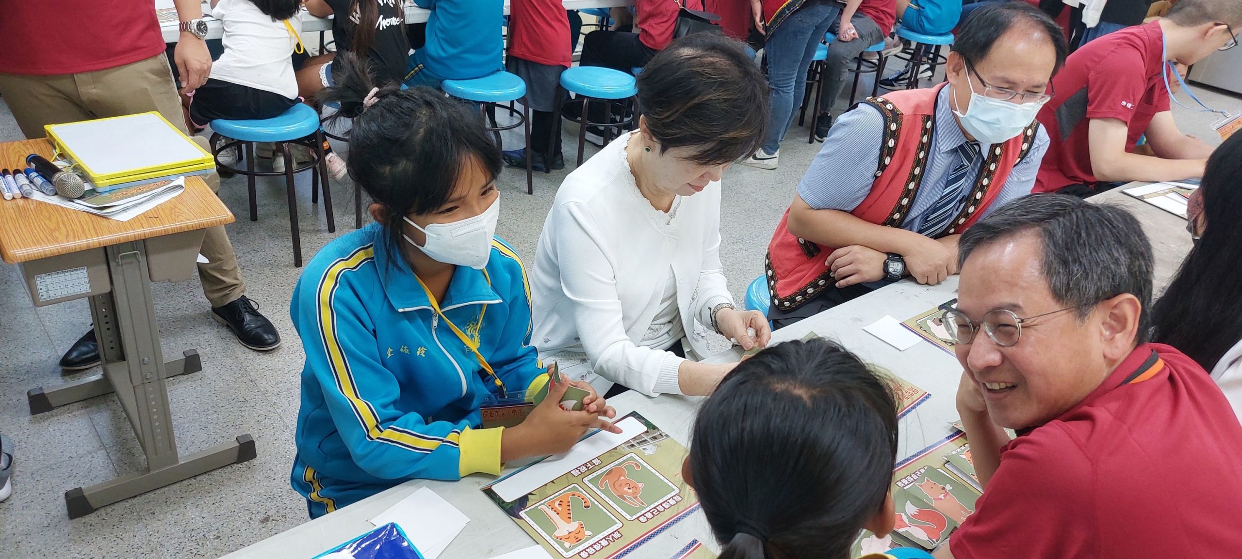 在台積電志工的帶領下,藉由生命故事認識自我。(圖/台積電慈善基金會)