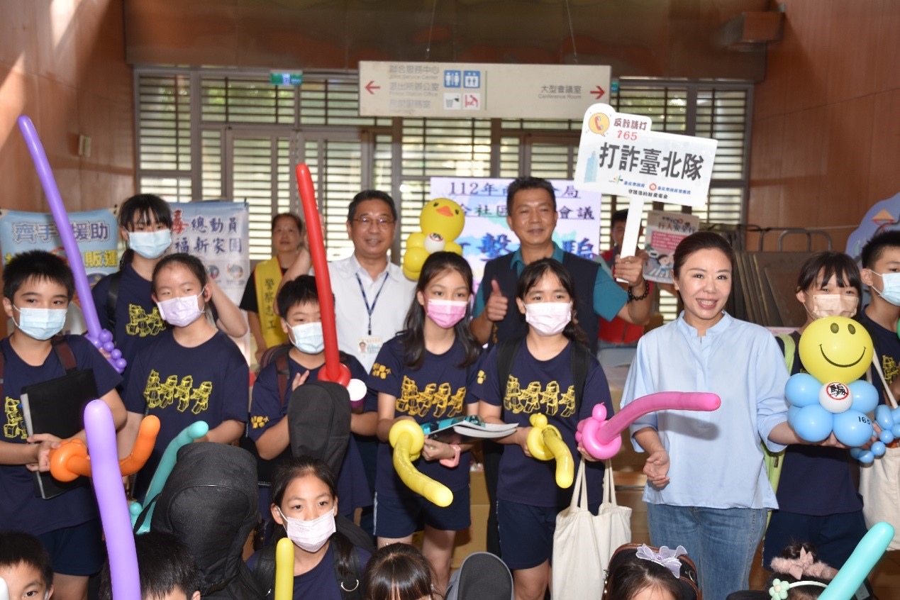 南港分局舉辦112年「分局暨派出所聯合社區治安會議」地檢署、國防部跨部會共同宣導「識詐、反賄選!」。(記者宋紹誠翻攝)