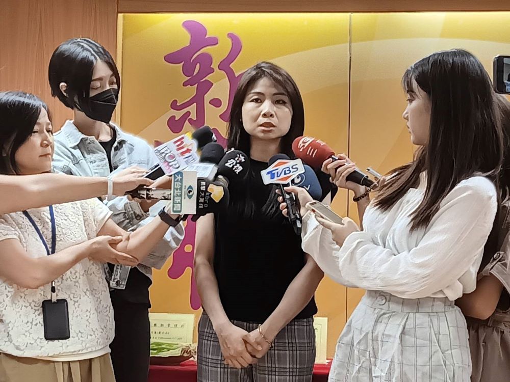 《圖說》衛生局食品藥物管理科長楊舒秦說明查獲「福商勝蛋品有限公司」液蛋加工廠案由。〈記者葉仁富攝〉