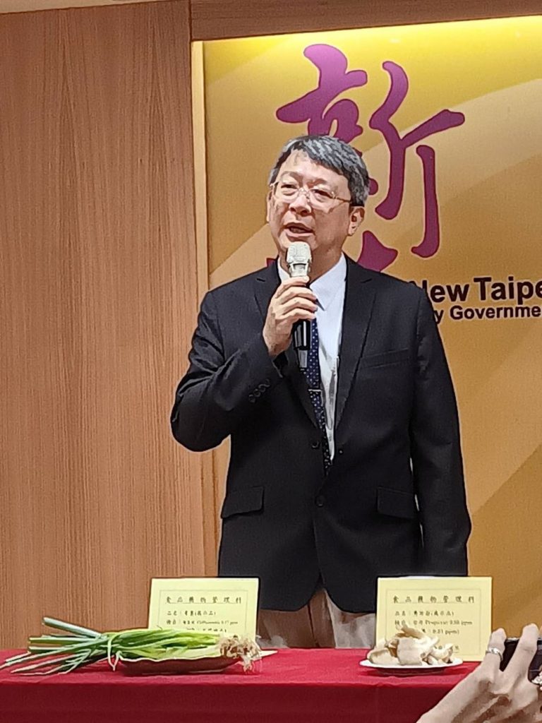 《圖說》衛生局簡任技正劉君豪今日於抽驗中秋應景食品結果記者會說明抽驗結果。〈記者葉仁富攝〉