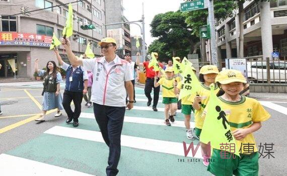 交通安全月校園宣導 桃市府推學童持「小黃旗」過馬路
