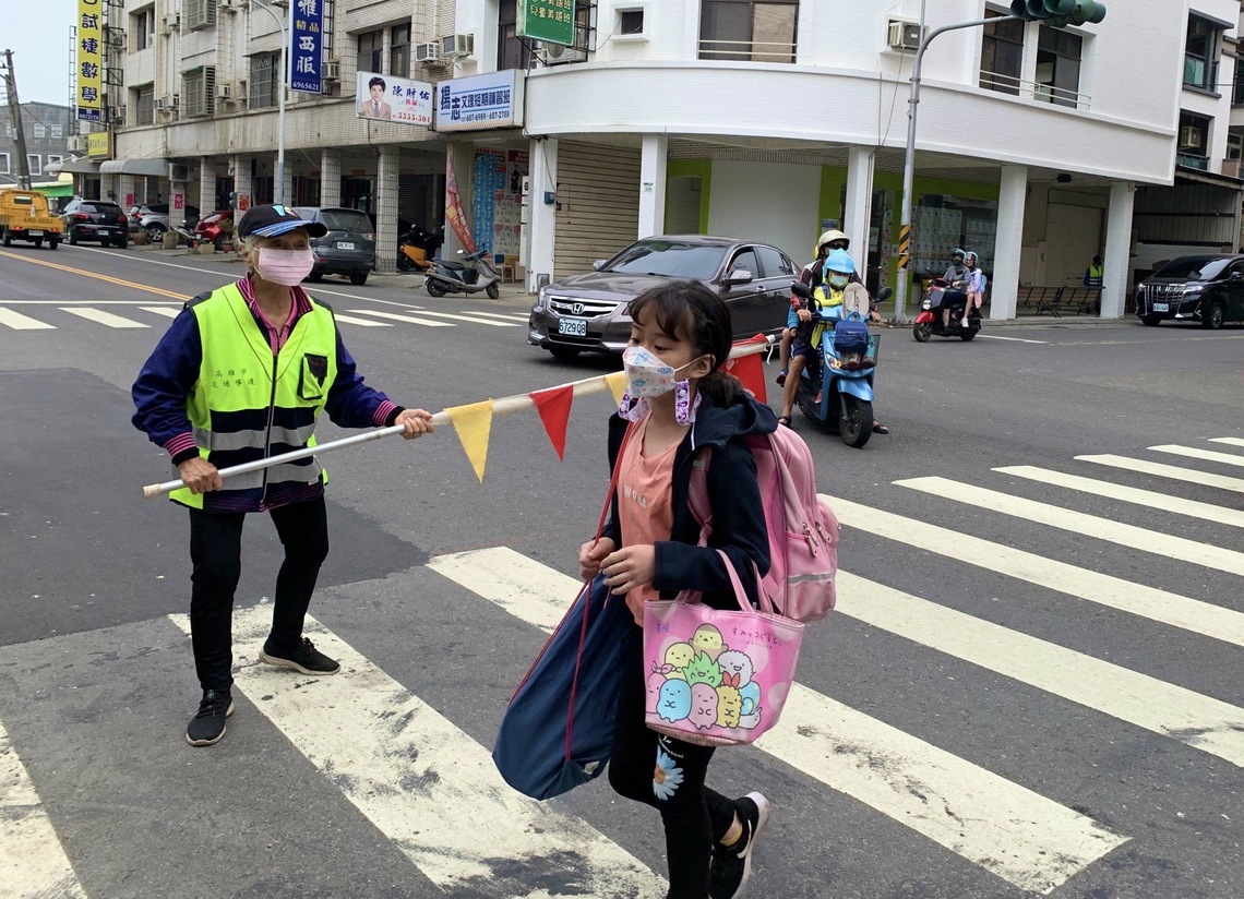 漾新聞|這個阿嬤也太強了!83歲站交通導護20年蘇高珠獲選高雄市教育芬芳錄