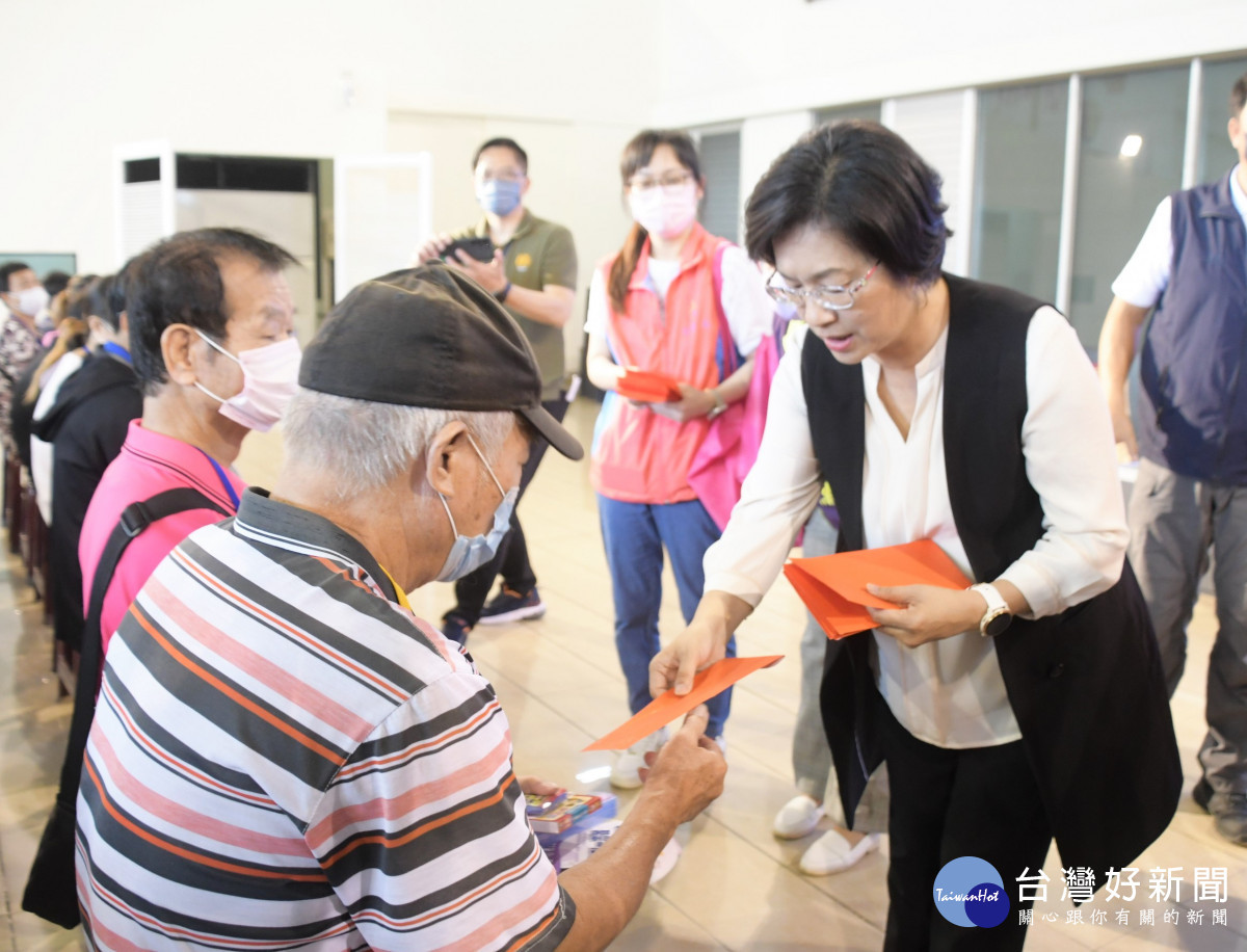 中秋關懷活動,縣長王惠美發放禮金。圖/記者鄧富珍攝