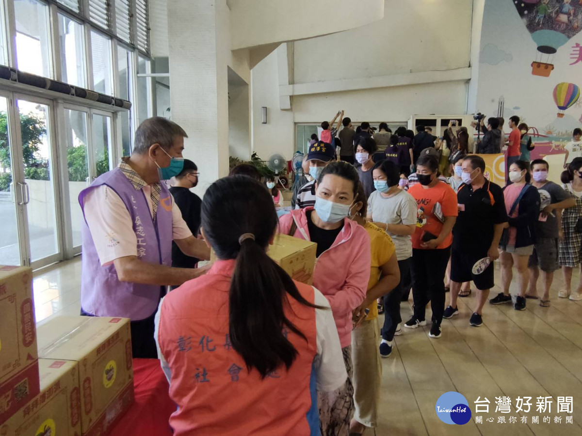 中秋關懷活動,縣府協助500戶弱勢邊緣戶順利過中秋。圖/記者鄧富珍攝