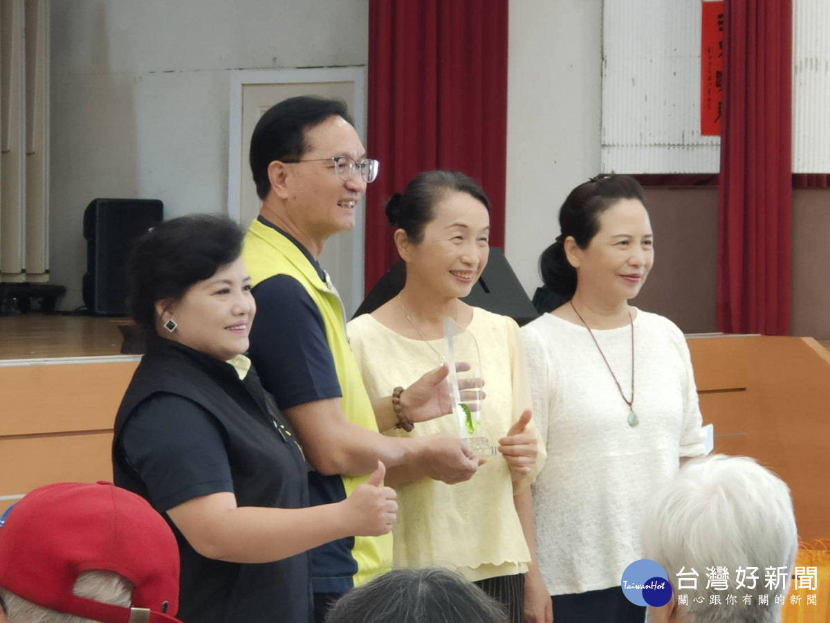彰化市長林世賢頒發感謝座,感謝大通電子仁新義舉。圖/記者鄧富珍攝