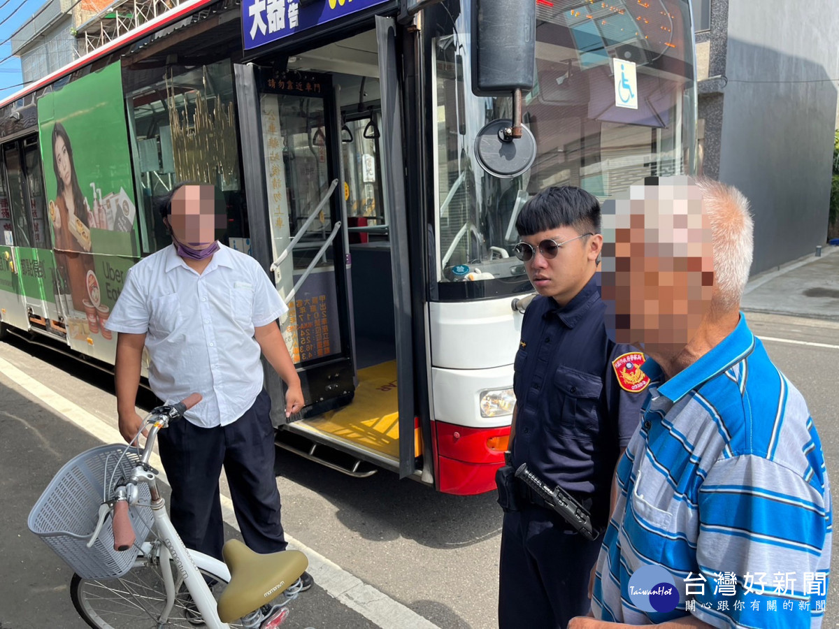 迷途老翁搭錯公車，楊梅警熱心協助返家。