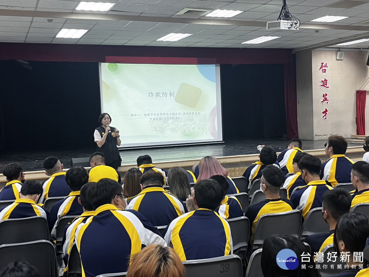 壢警宣導團深入校園，向下紮根進行犯罪預防宣導。