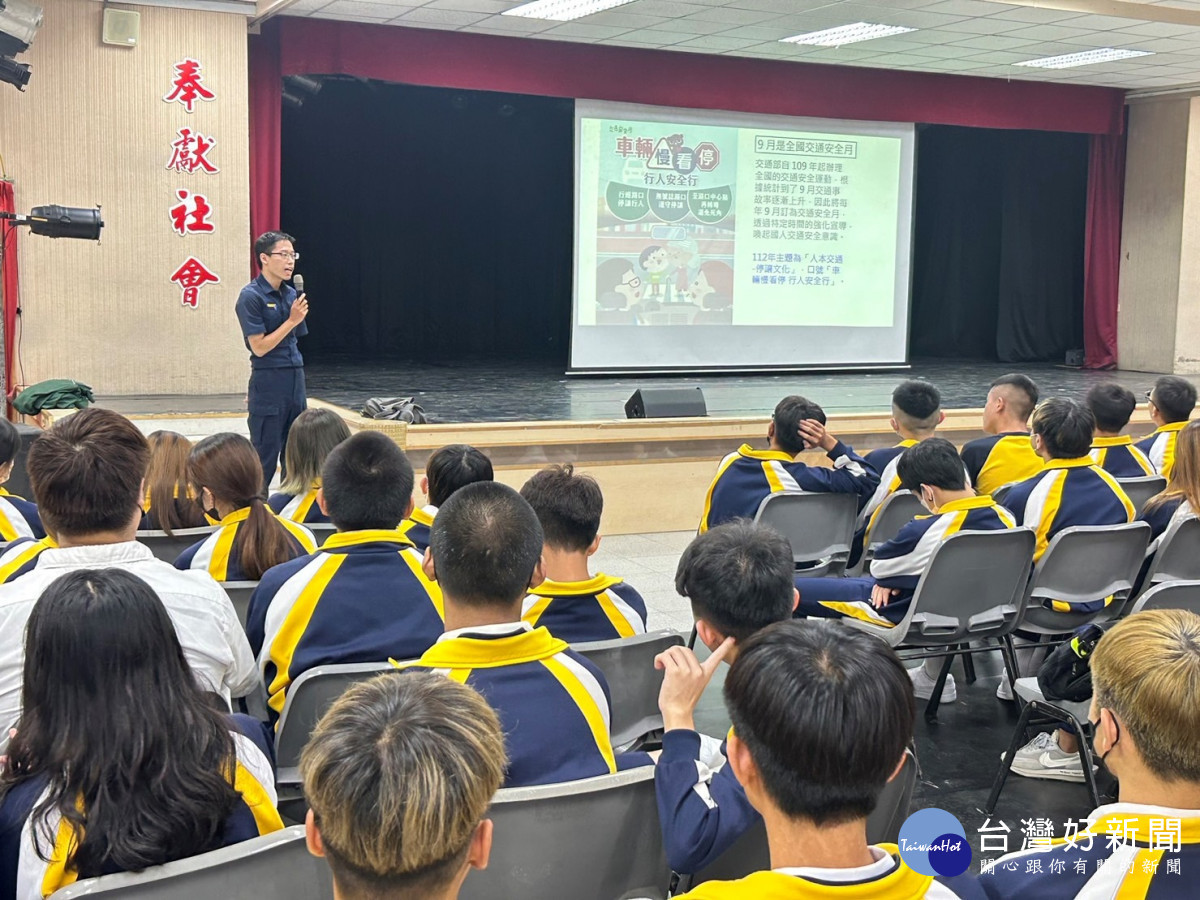 壢警宣導團深入校園,向下紮根進行犯罪預防宣導。