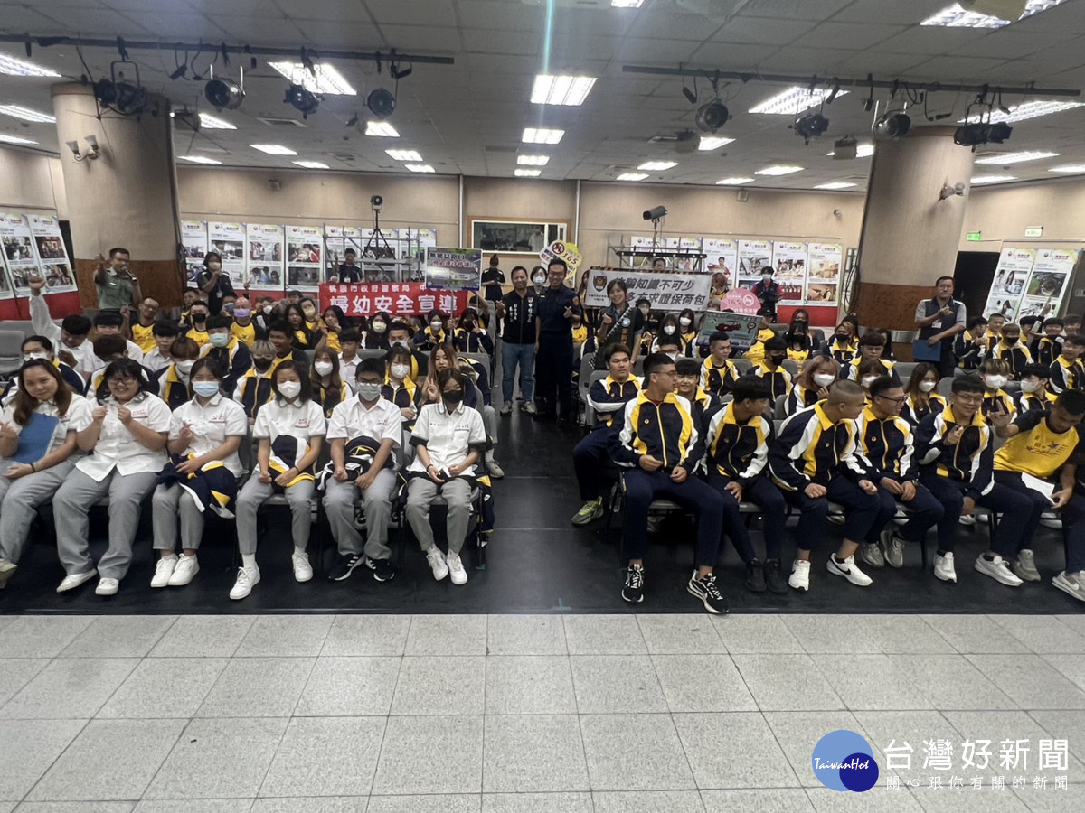 壢警宣導團深入校園,向下紮根進行犯罪預防宣導。