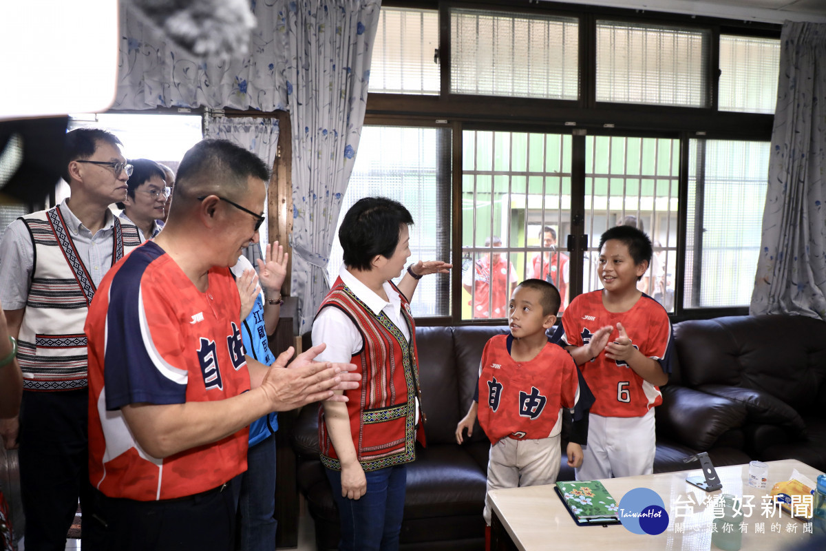 市長盧秀燕率市府團隊到烏石分校肯定小球員奮戰精神