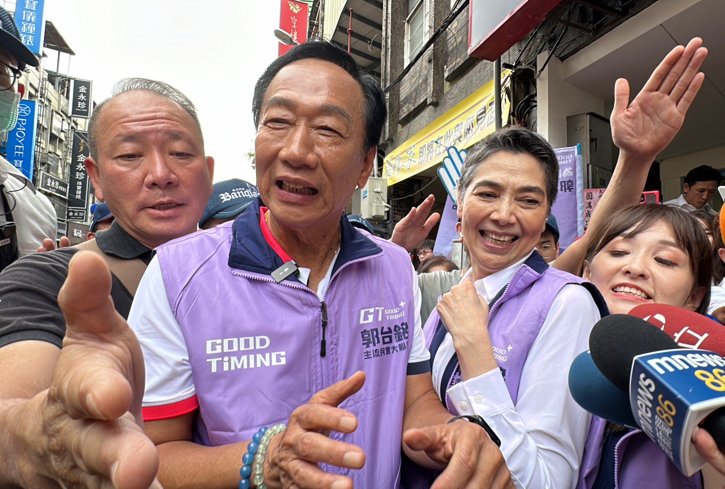 鴻海創辦人郭台銘與副手賴佩霞爭取獨立參選總統資格,首批連署站點20日開張。林啟弘攝