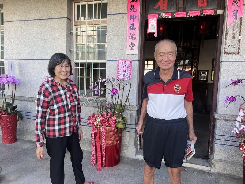 陳吉仲位於屏東萬丹的老家雙親表示,希望兒子好好休息後重返教育界。中央社
