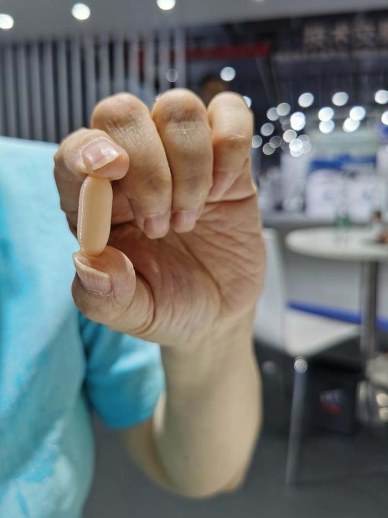長三角國創中心新型藥物制劑技術研究所所長全丹毅,展示3D列印出來的膠囊。 圖/取自上觀新聞