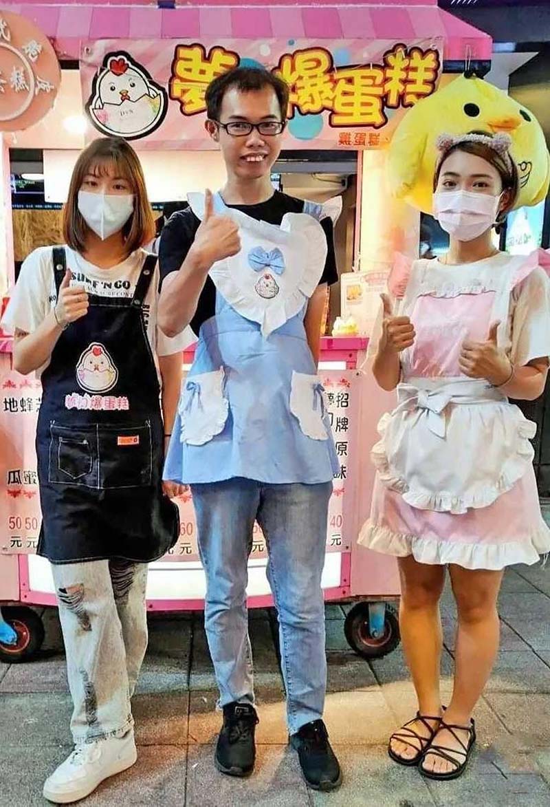鄧佳華爭議不少,在擔任雞蛋糕店員期間也和老闆娘撕破臉被辭退。圖/翻攝自鄧佳華臉書