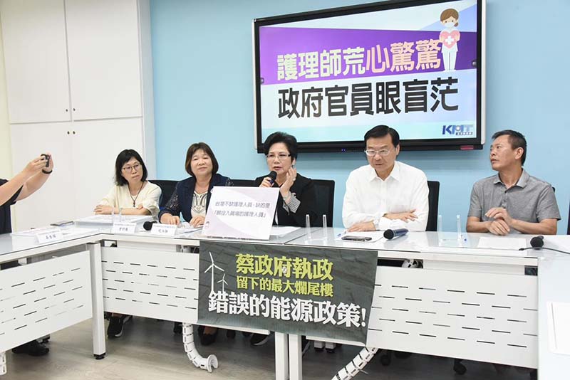 立院國民黨團開記者會痛批,護理師爆發嚴重離職潮,政府卻毫無積極作為。圖/取自立委溫玉霞臉書