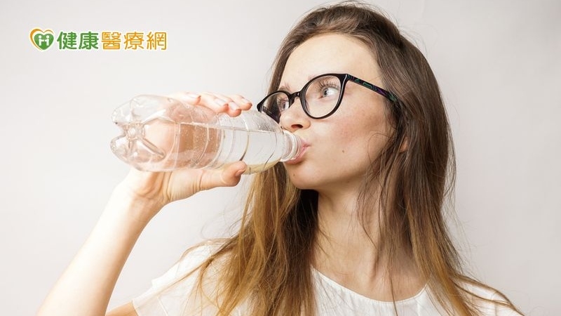 好市多氣泡水飄塑膠異物 不是人人適合氣泡水!
