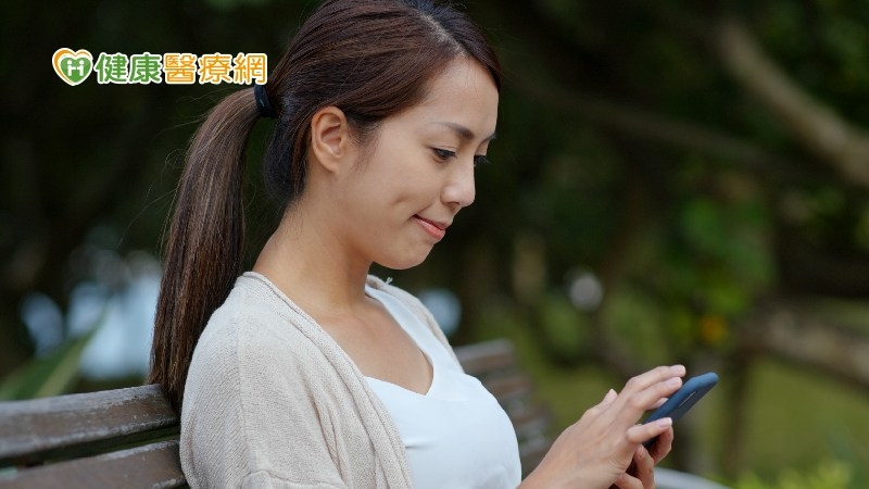 低頭頻滑手機小心「頸紋」產生! 頸部肌膚如何保養?頸紋如何改善?醫師來解答