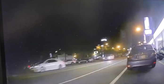 (開車門害機車騎士撞上片)開車門沒注意機車騎士撞上骨折未報案 網友:打110很難嗎? 69 | 社會 社會 記者爆料網