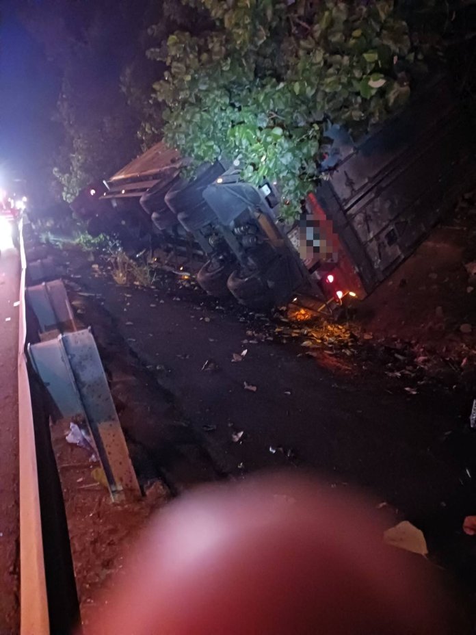 國道3事故!聯結車撞破護欄翻覆駕駛受傷 交通受影響5小時 70 | 社會 社會 記者爆料網