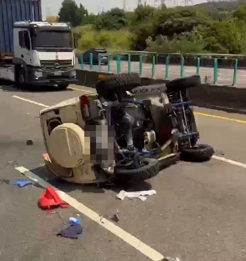 (國三吉普車翻覆片)國三南下龍井路段吉普車翻覆 兩人受傷送醫 66 | 社會 社會 記者爆料網