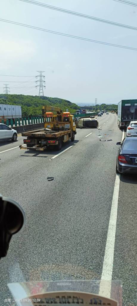 (國三吉普車翻覆片)國三南下龍井路段吉普車翻覆 兩人受傷送醫 65 | 社會 社會 記者爆料網