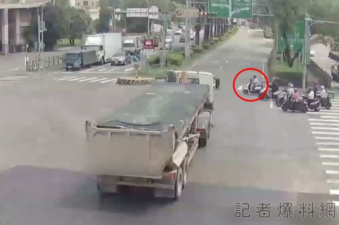 新北三鶯橋驚悚車禍! 60歲女騎士慘遭"闖紅燈曳引車"撞飛命危 68 三鶯橋,驚悚車禍,曳引車,闖紅燈