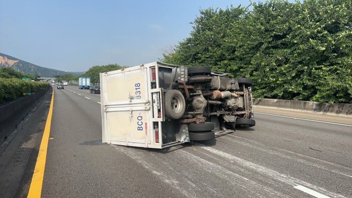 (國道翻車片)國一北上泰安路段貨車翻覆佔用兩車道 1人受傷 67 1北上泰安路段貨車翻覆。民眾提供 | 社會 社會 記者爆料網