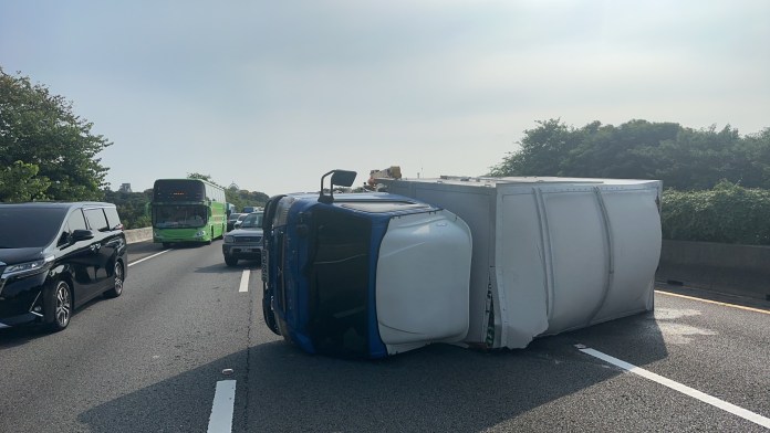 (國道翻車片)國一北上泰安路段貨車翻覆佔用兩車道 1人受傷 66 | 社會 社會 記者爆料網