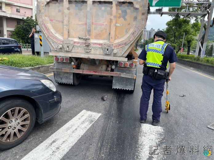 驚悚瞬間!三峽砂石車搶快硬闖紅燈 女外送員人車遭吞沒 65 S 119005277 | 社會 社會 記者爆料網