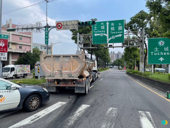 驚悚瞬間!三峽砂石車搶快硬闖紅燈 女外送員人車遭吞沒 61 S 119005276 | 社會 社會 記者爆料網