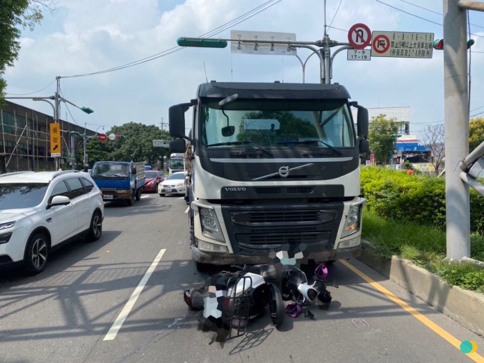 驚悚瞬間!三峽砂石車搶快硬闖紅燈 女外送員人車遭吞沒 63 S 119005272 | 社會 社會 記者爆料網